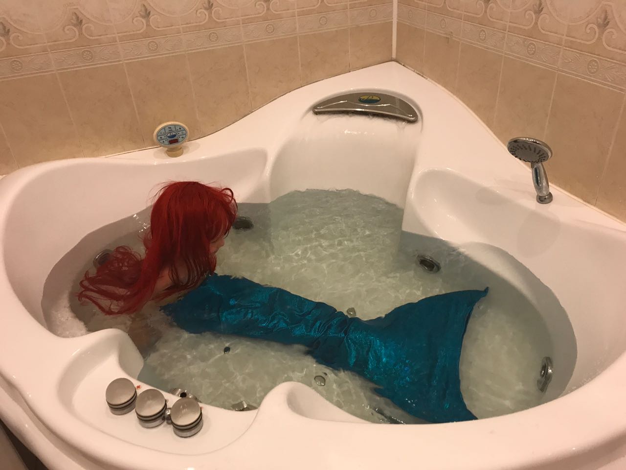 Хвост голубой блеск - русалочка в ванне