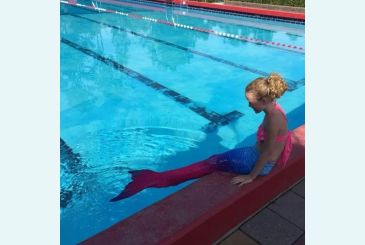 Красно-синий хвост фото Алины у бассейна