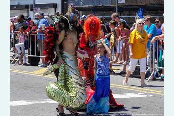 Парад русалок на Кони-Айленде -  необычные русалки, хвосты и костюмы русалок